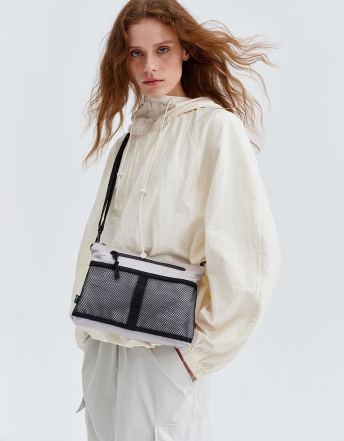 Lightweight Crossbody（ライトウェイトクロスボディ） ラテ