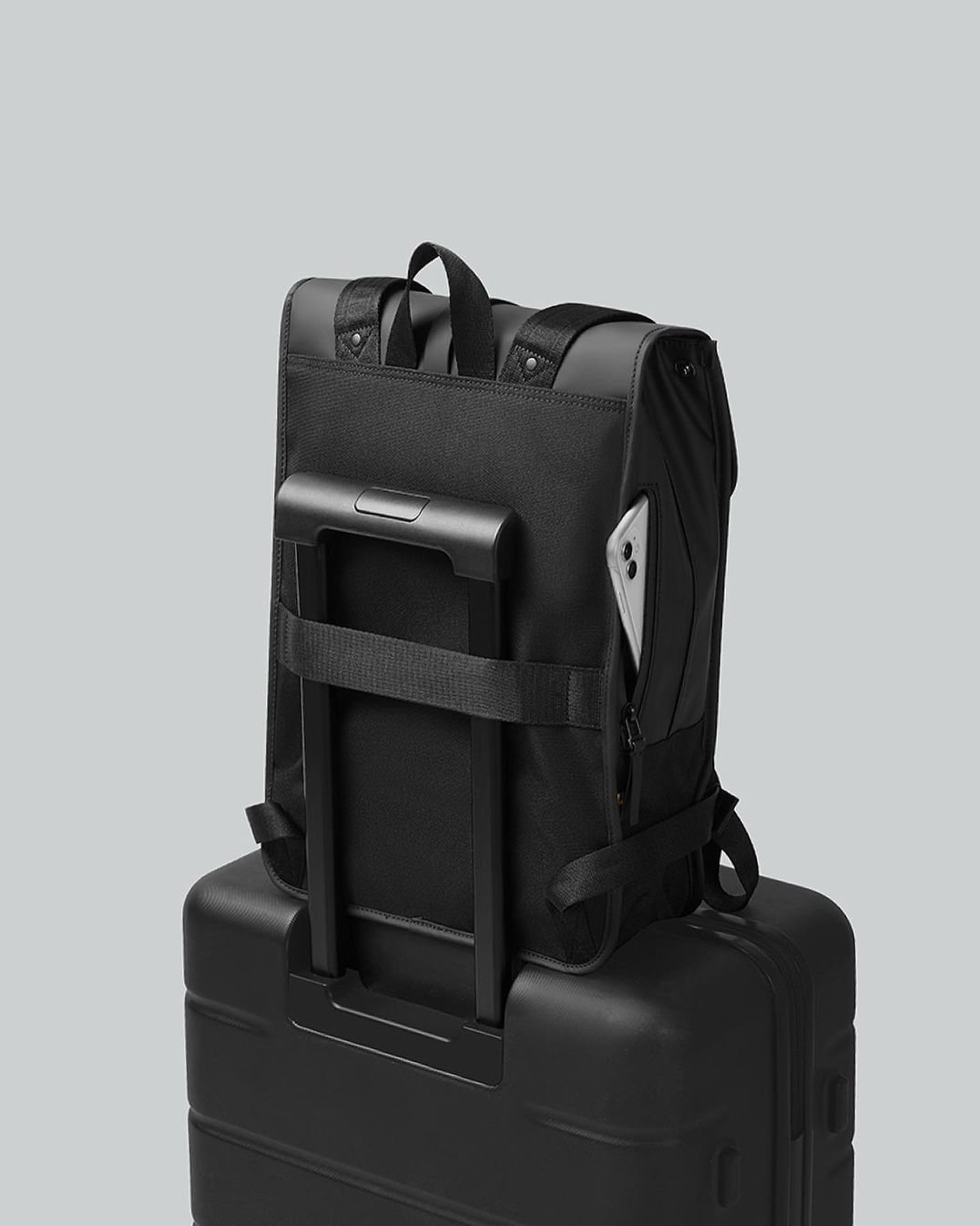 Däsh backpack is a compact yet functional backpack for your daily commute or weekend trips.Both 13” and 16” backpacks have the luggage strap, makes it easy for travelling.#gastonluga