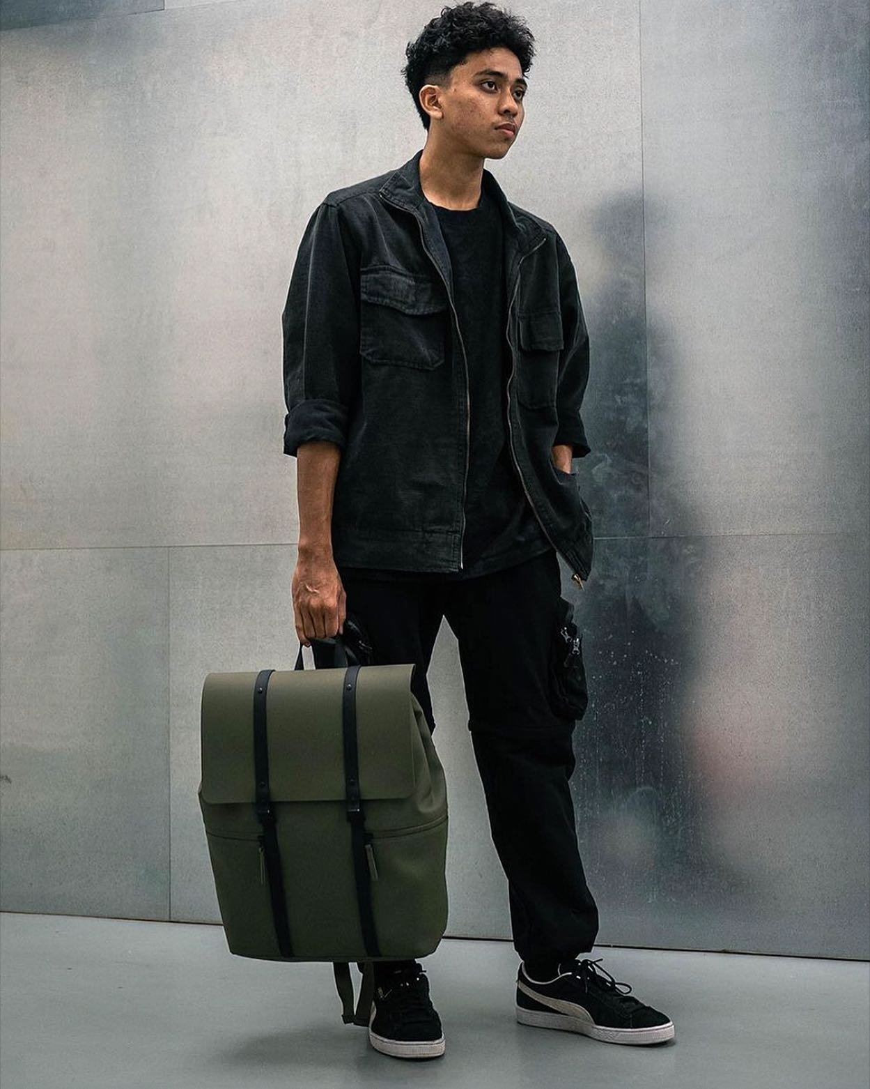 @naufal_pip is wearing Spläsh 2.0 16” Backpack, olive colour 