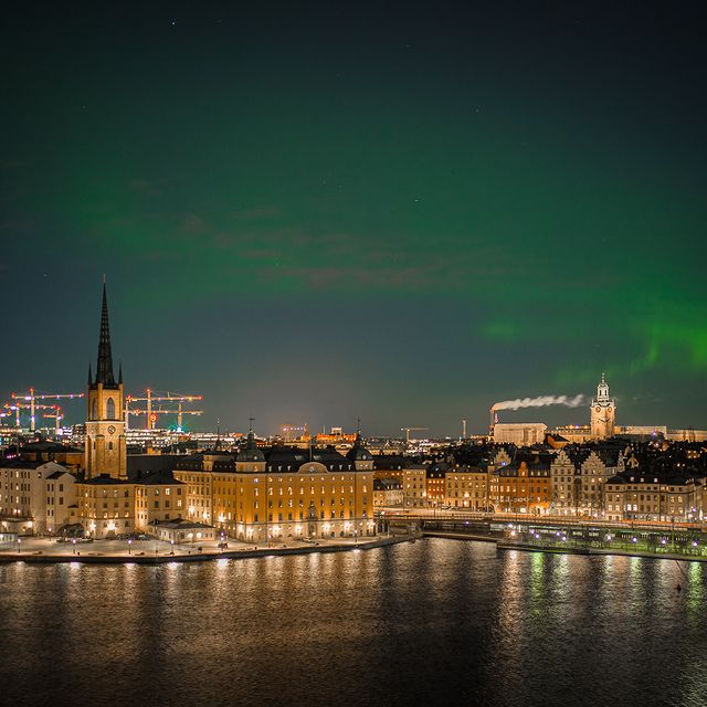 Aurora borealis over the city of Stockholm, Sweden. A rare beautiful phenomenon, usually seen in high-latitude regions, luckily appeared above the Stockholm skyline a few years ago. Have you been lucky enough to see this?⠀⠀⠀⠀⠀⠀⠀⠀⠀
⠀⠀⠀⠀⠀⠀⠀⠀⠀
#anywherewithgl #gastonluga