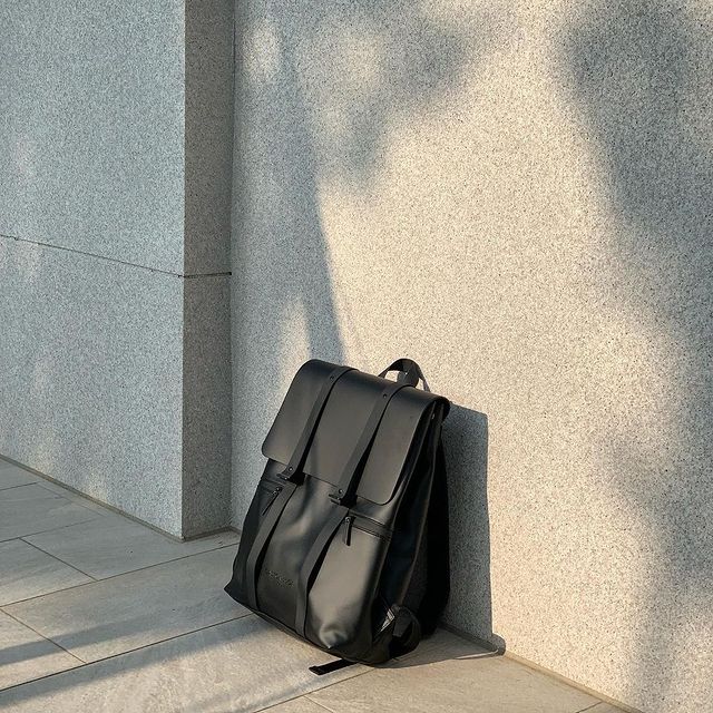 Spläsh in Black. Available in 13" or 16".⁠
⁠
Shot by: @huhuguo⁠
#AnywhereWithGL #GastonLuga