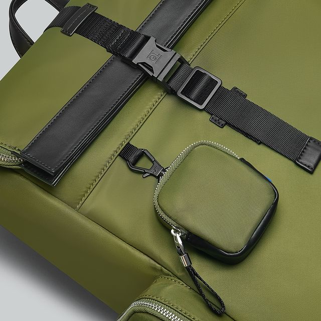In need for some extra room? Our Resenär features a 43 L capacity, an L shape zipper that can allows for full access to the main compartment fully and a front clasp secured closure.⁠
⁠
#GastonLuga #AnywhereWithGL #Resenär⁠