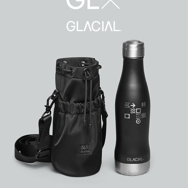 Topped with an adjustable and detachable shoulder strap, this minimalist piece secures your bottle with a toggle drawstring fastening. It is designed for those who like to keep their water bottle close to hand but prefer to forgo a backpack, giving full freedom of movement whilst walking in the city or hiking more tricky terrain.⁠
⁠
#GastonLuga #AnywhereWithGL #myglacial #glacialbottle