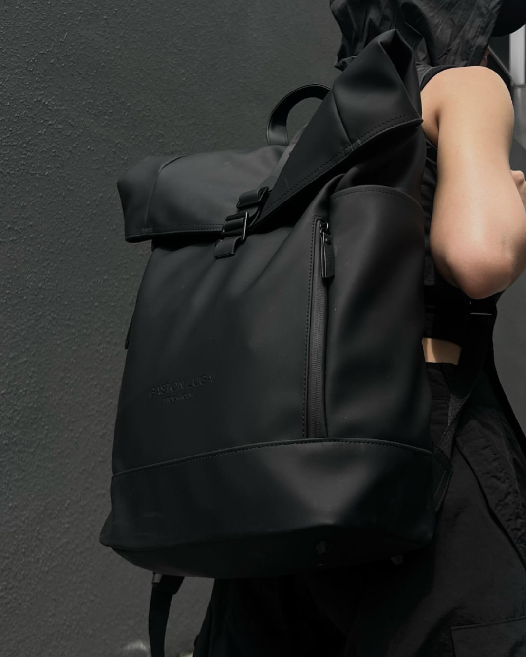 Packed with features for your life on the go. @gilduhhhhh shows how Rullen has your back, rain or shine. ⁠⁠#gastonluga