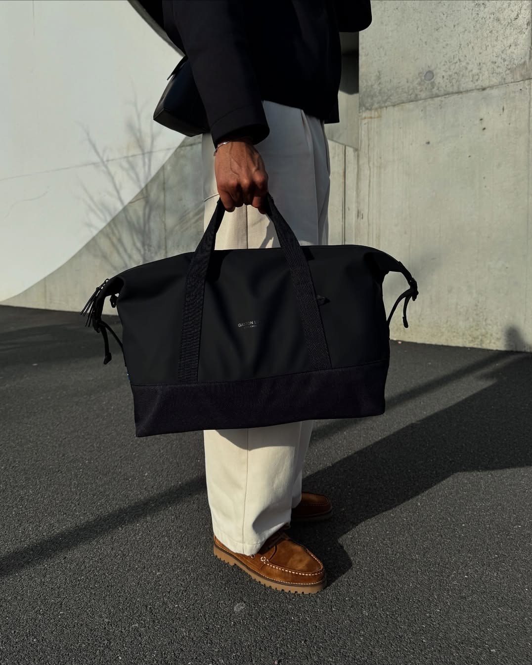 Gear up with ease. @lio.zbl carries the day with the Däsh Duffel S.⁠⁠⁠#gastonluga