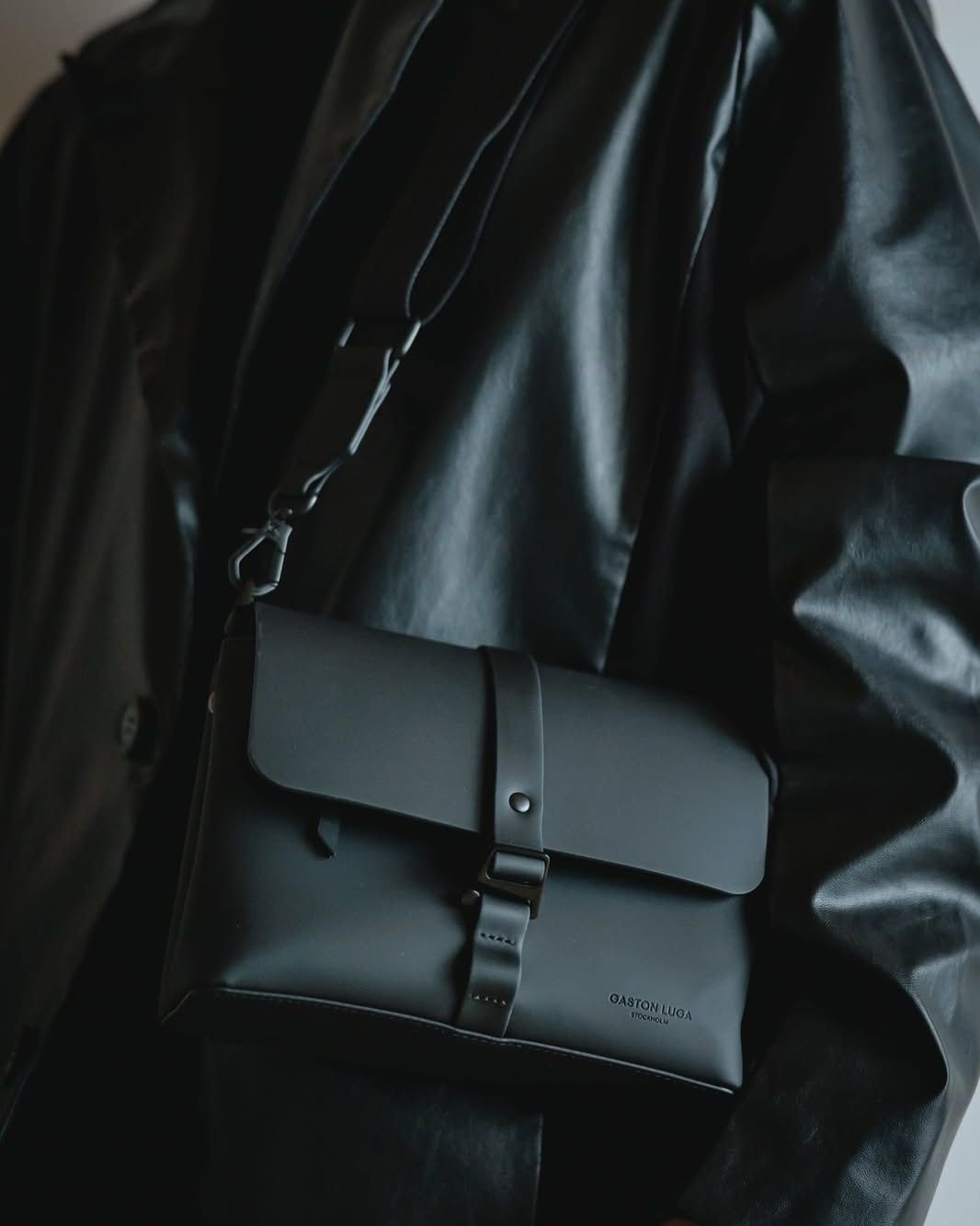 Minimalist by design, dependable by nature. @bebe_graph with the Spläsh Crossbody, where Scandinavian style meets daily utility.⁠⁠#gastonluga