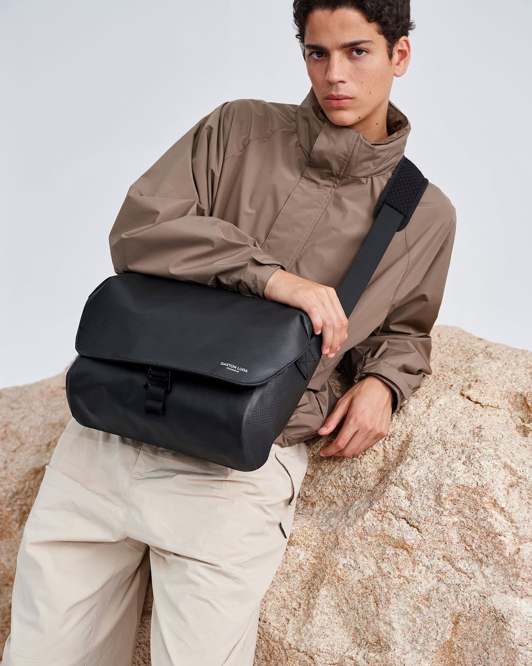 From desk to commute to weekend getaway, the Lightweight Duoseal Messenger 14” moves with you.⁠⁠#gastonluga