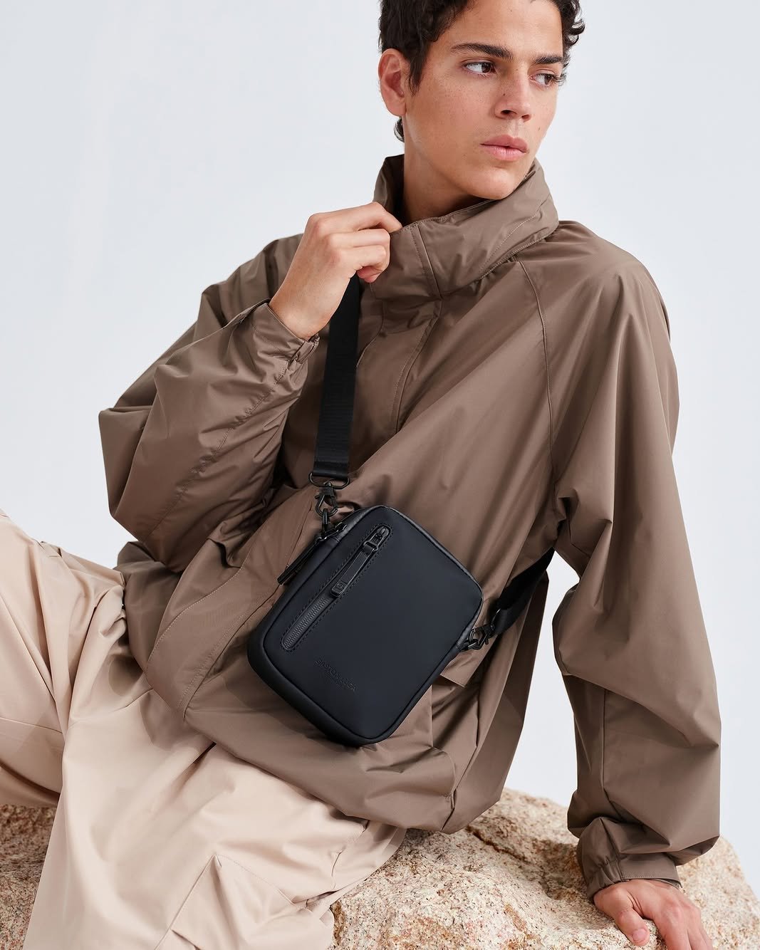 Keep it slim. Keep it dry. Keep it moving.⁠The new Däsh Verti Crossbody is here.⁠⁠#gastonluga