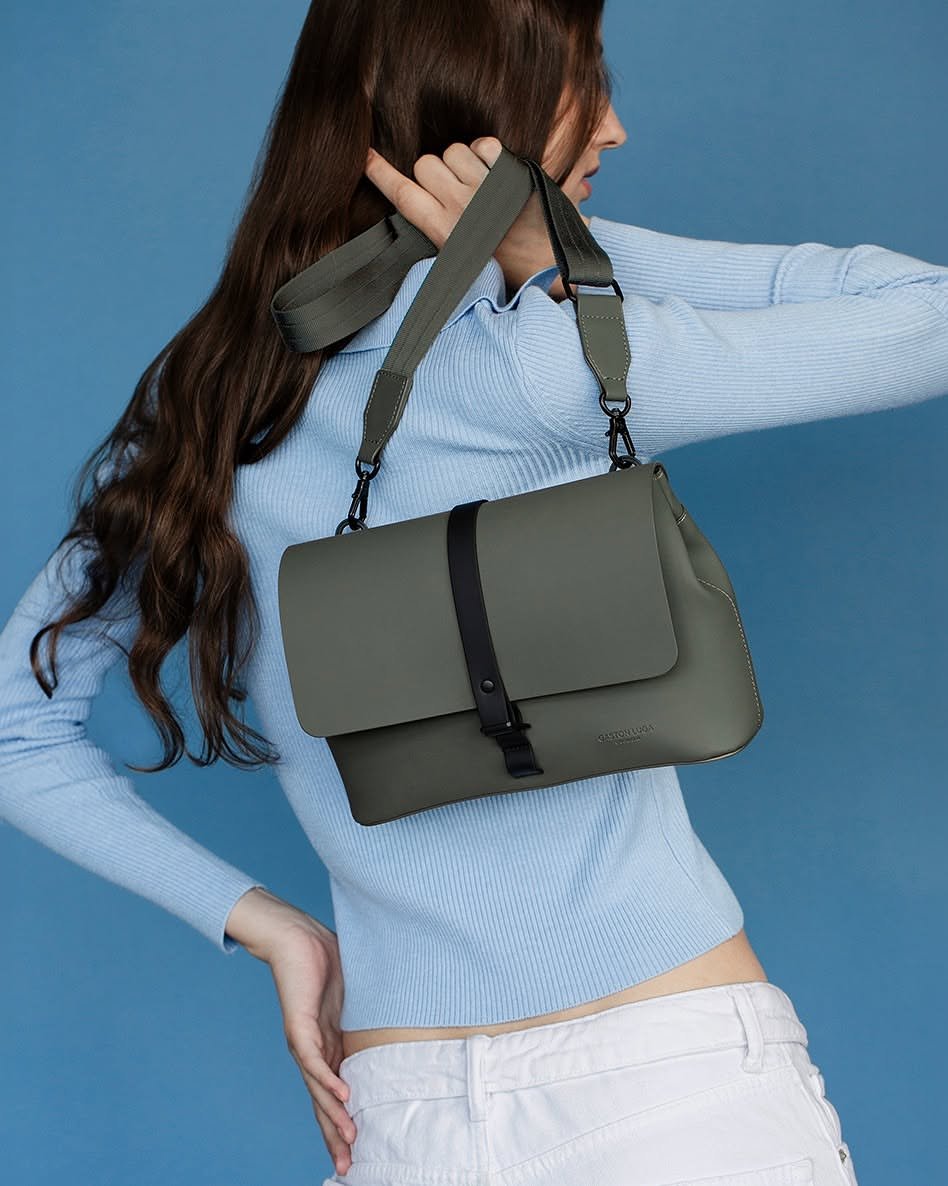 The Spläsh Crossbody  Medium just got two new additions — Olive & Taupe. Refined, designed for everyday movement.Waterproof protection, smart organisation, and hands-free comfort.Explore our new collection: link in bio.#GastonLuga #AnywhereWithGL