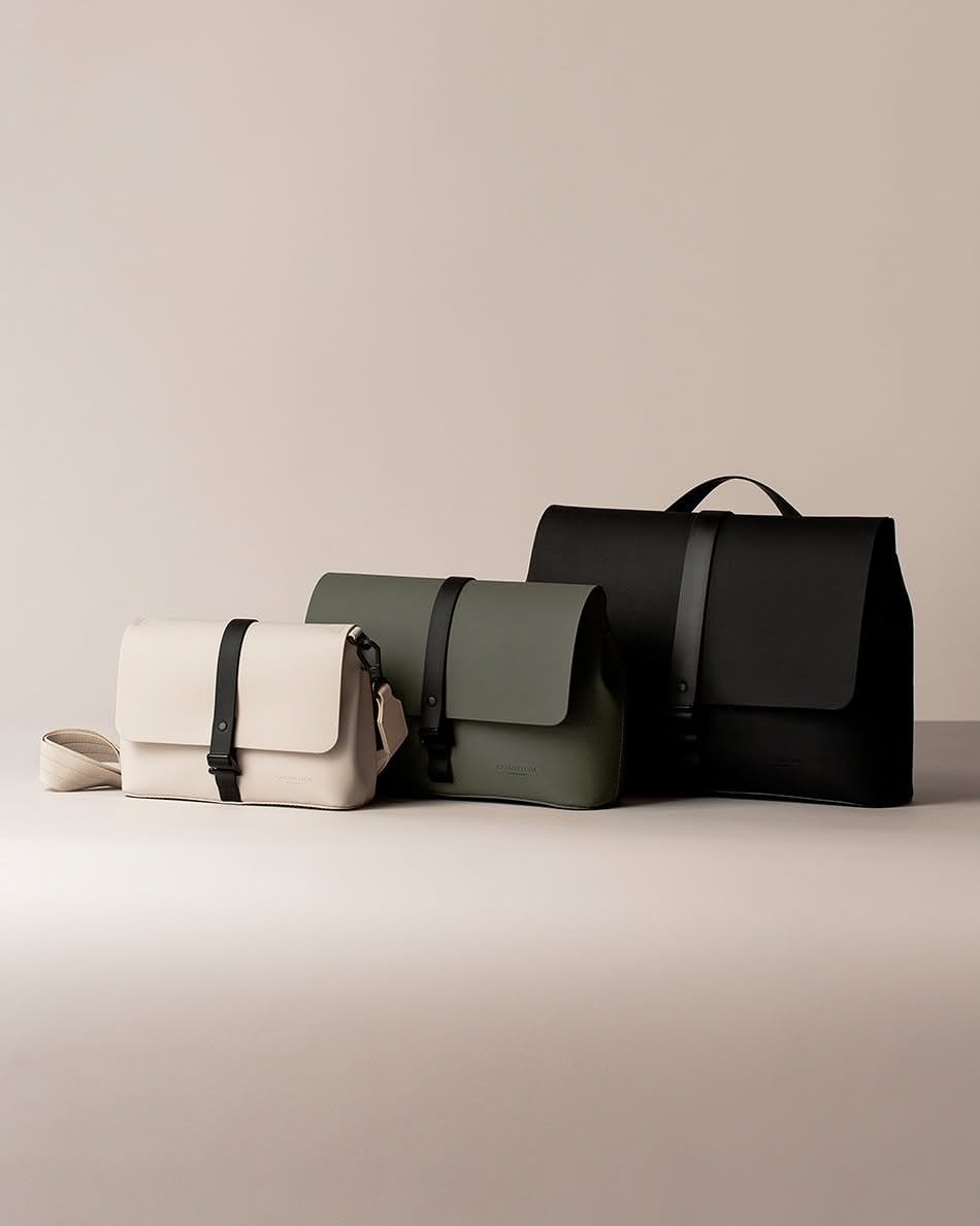 The Spläsh Crossbody, available in S, M and L, brings quiet versatility to everyday carry. Different proportions, same clean expression—each size offering a considered balance between form and function. Designed for movement, defined by simplicity. Discover the full range in our latest arrivals: link in bio.#GastonLuga #AnywhereWithGL
