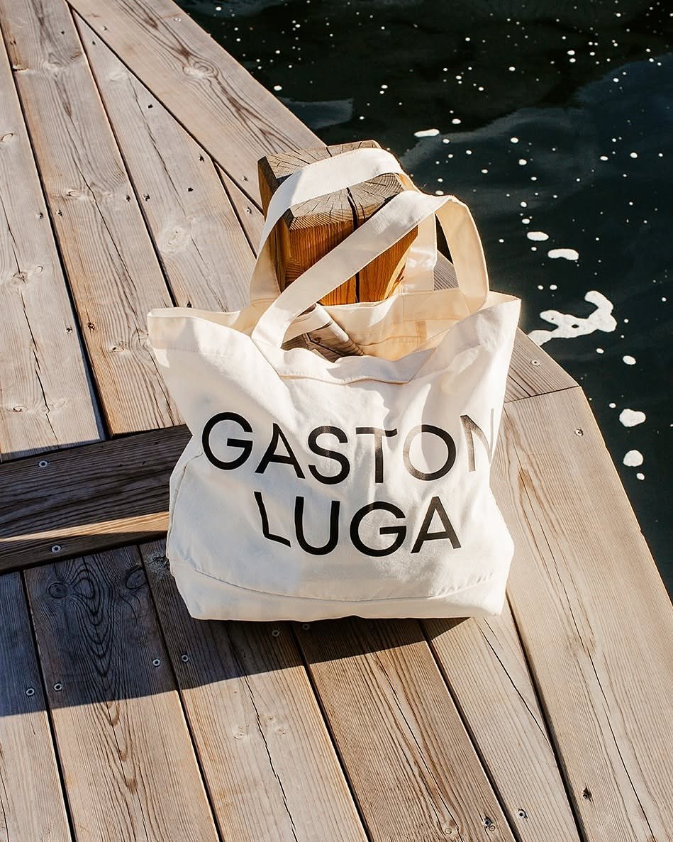 Receive a free Gaston Luga canvas tote bag with our summer gift campaign.????️????️Designed for beach days, weekend escapes, and everything in between. The canvas tote bag in cloud cream is crafted from durable, recycled cotton canvas, with a spacious shape designed to carry your daily essentials.A relaxed summer companion, wherever the day takes you.#GastonLuga #AnywhereWithGL #beachbagessentials #totebags