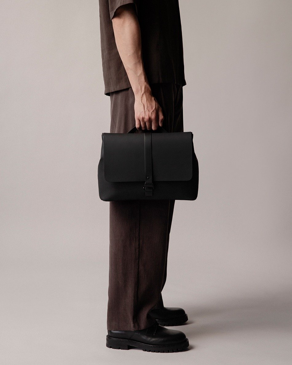 Meet the Spläsh Crossbody Large. Built for the day ahead. Clean lines and crafted from waterproof material. Room for everything that matters.Free canvas tote with qualifying purchases. This summer only.#GastonLuga #AnywhereWithGL #WaterproofBag #sustainablematerials
