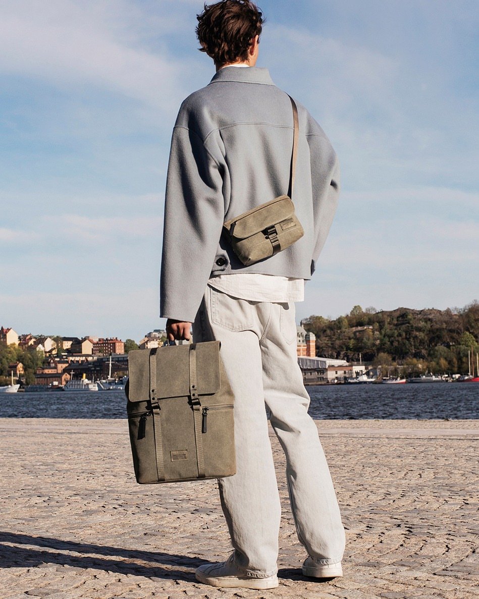 Introducing the Weave Collection. A return to our roots, reimagined for today.Inspired by the rugged simplicity of classic cotton canvas, Weave blends timeless character with modern functionality. Each colorway tells its own story through carefully selected materials. Weave Black is crafted from water-resistant material, delivering the durability and performance synonymous with the Spläsh series.Weave Dusty Brown, Weave Fern Green and Weave Grey embrace a softer expression. Made with a cotton canvas blend containing recycled cotton and finished with a washed texture, they are designed to develop character over time.Different materials. Different personalities. Discover the new Weave Collection: link in bio.#GastonLuga #weavecollection