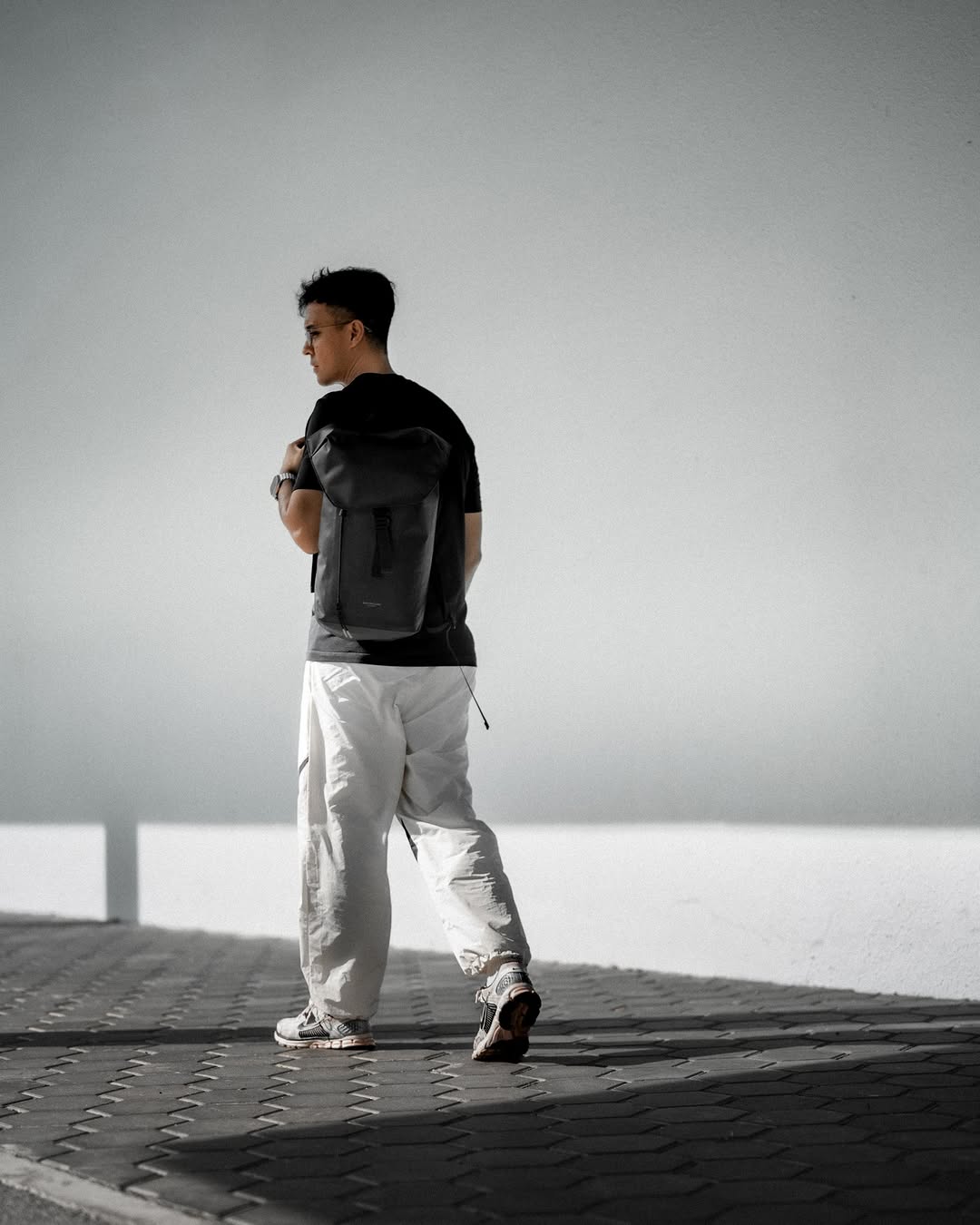 Light enough to forget. Strong enough to handle anything. ????The Lightweight DuoSeal Flap Backpack 14 — recycled polyester, waterproof rated at 20,000mm, breathable mesh back, and a roll-top flap closure that keeps everything secure. Built for 11–14 laptops and every kind of day.@fuadidris #GastonLuga #AnywhereWithGL