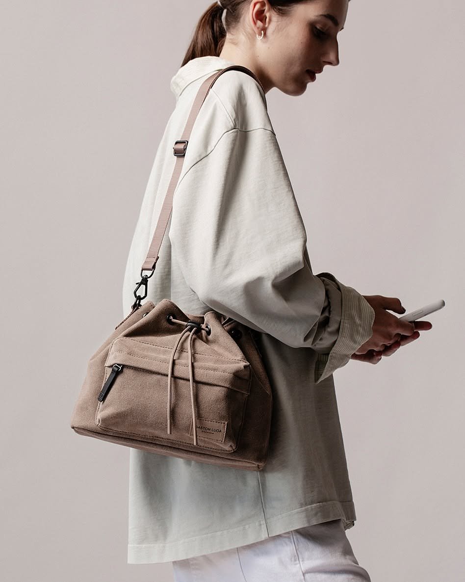 The one that goes with everything. 

The Spläsh Bucket Crossbody Weave — 6L of storage in recycled cotton canvas. Outer zip pocket, detachable shoulder strap, and a hand strap for when you need it.

Carry it your way ????

#GastonLuga #AnywhereWithGL