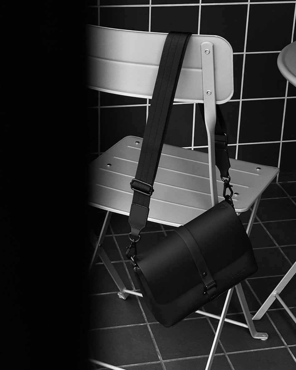 From errands to evenings. ????The Spläsh Crossbody comes in S, M, and L sizes — waterproof, compact, and built for every kind of day. Pick yours. ✨#GastonLuga #AnywhereWithGL @hallodahai