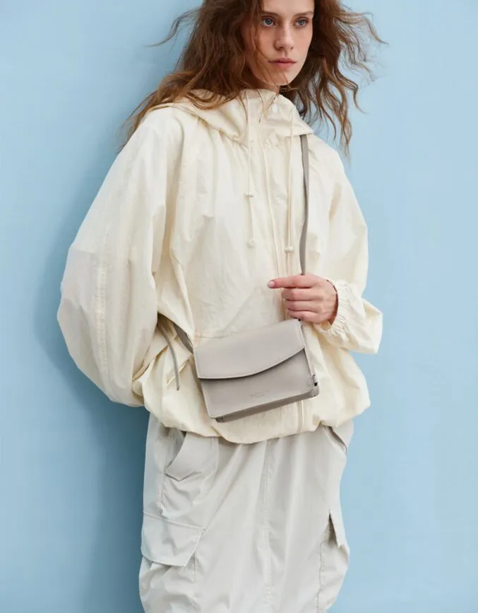 Spläsh Crossbody Medium Taupe – Waterproof Everyday Bag