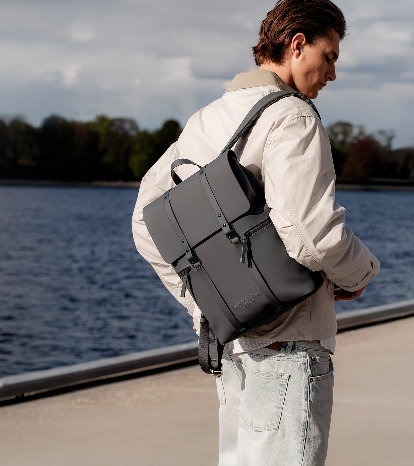 Model wearing a grey Gaston Luga backpack