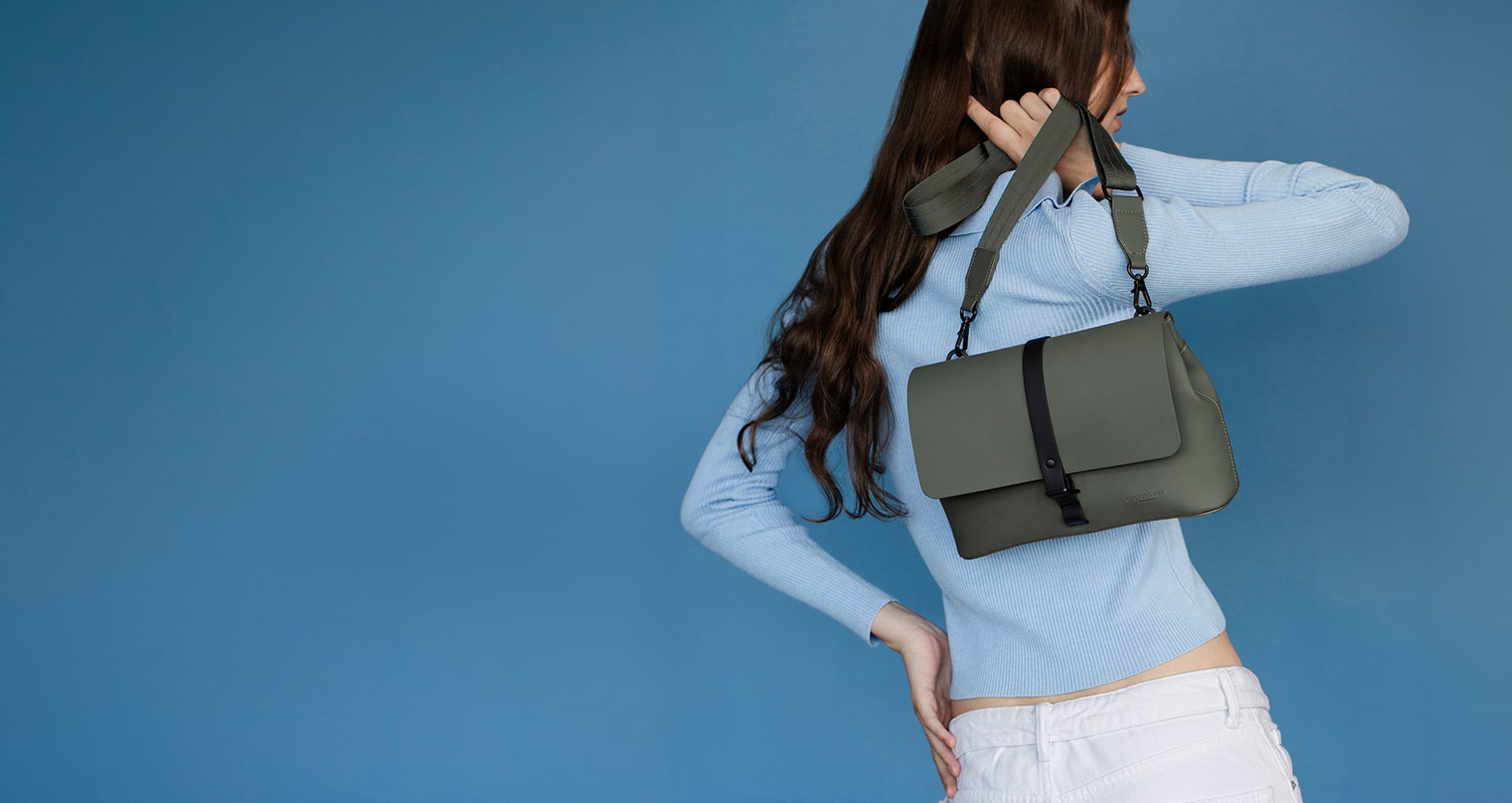 spläsh crossbody medium olive on a model