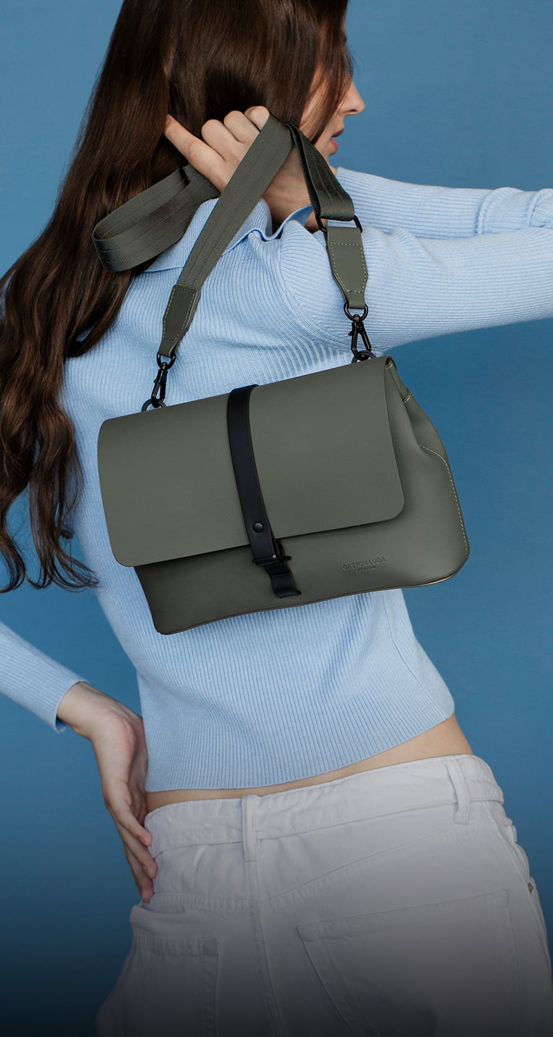 spläsh crossbody medium olive on a model